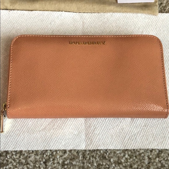 Burberry Calf Leather NWOT ZIP Around Wallet - Picture 5 of 8
